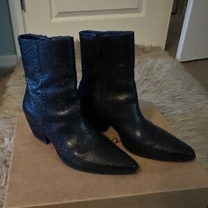Matisse Caty Cowgirl Western Black Snake Print Pointed Toe Zip Ankle Boots 9.5